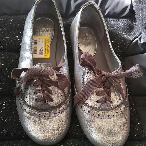 Not Rated Shoes - 🆕️Not Rated Distressed Metallic Silver Flats Sz 7